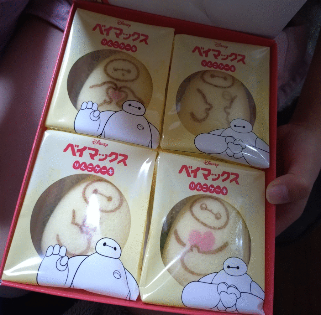 ベイマックス 東京ばな奈 ディズニーコレクション りんごケーキ 4個入り 箱の中身