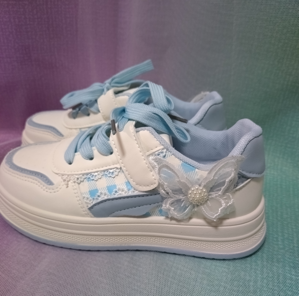 shein　リピート買い商品　プチプラ通販　　キッズスニーカー　水色　ちょうちょ